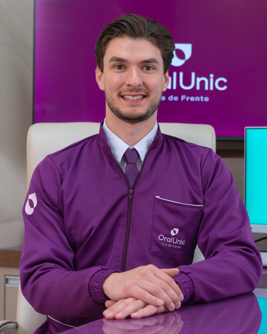 Dr. Matheus Fachim no consultório da Oral Unic Caçador