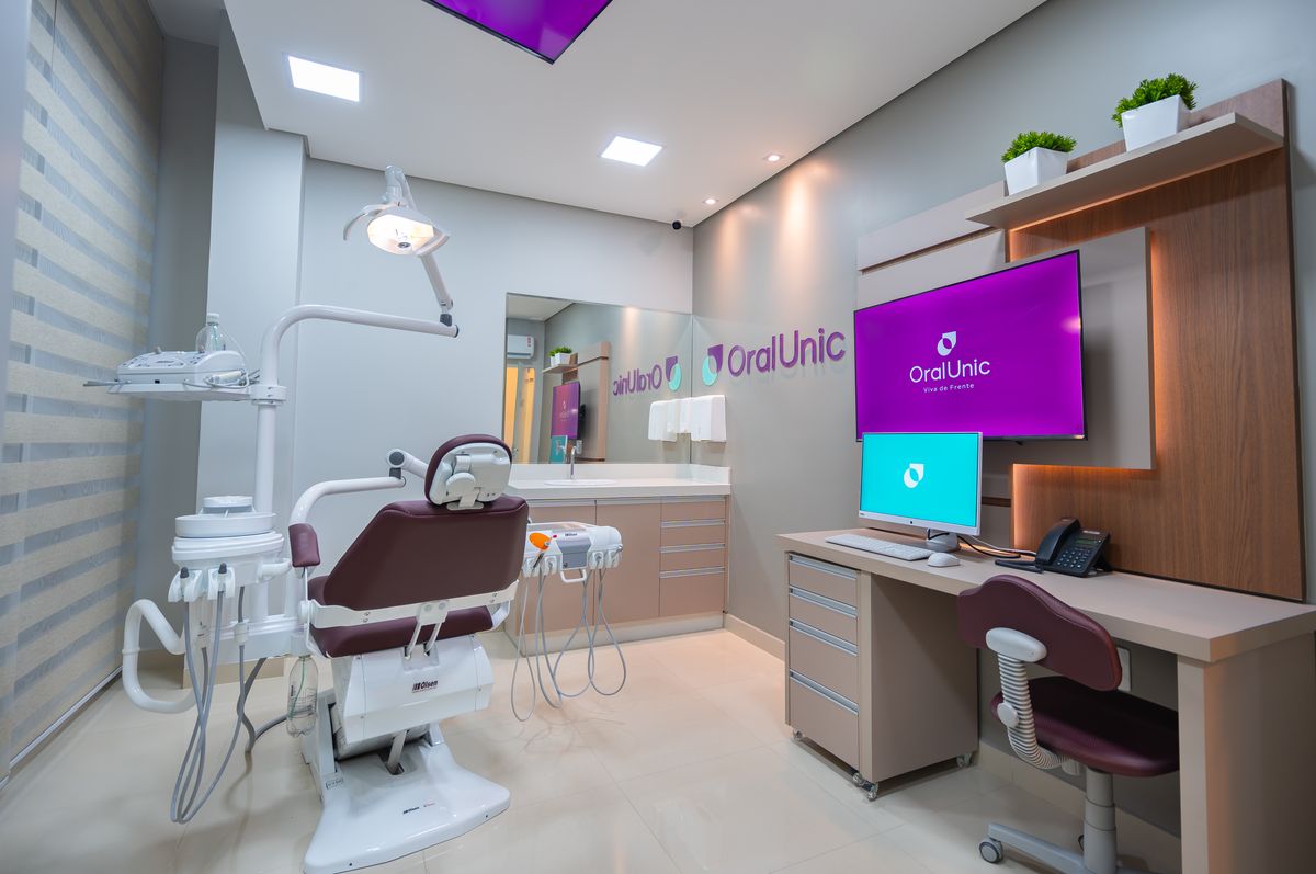 Consultório com bancada e monitor na Oral Unic Caçador