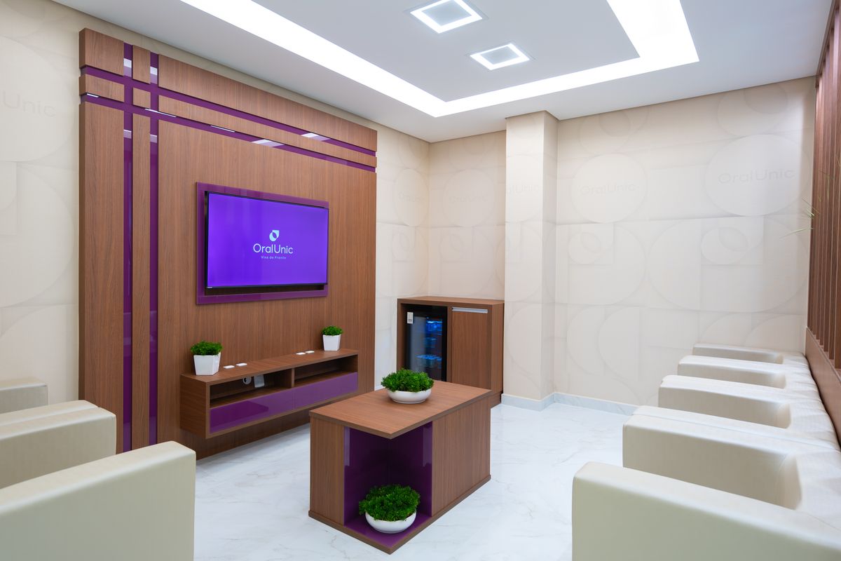 Ambiente de espera com poltronas da Oral Unic Caçador